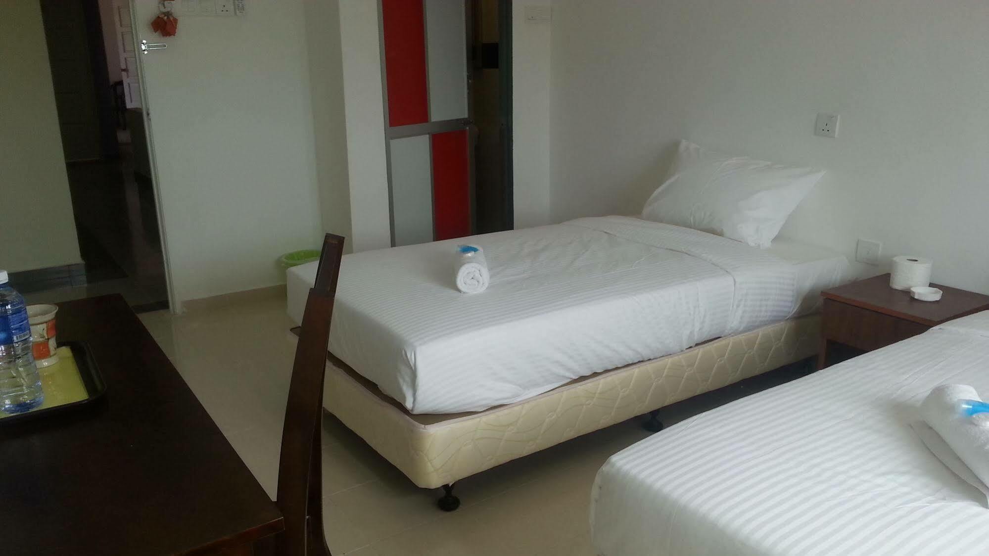 Oyo 275 Senyum Inn Pantai Cenang  Kültér fotó
